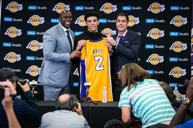 Magic-johnson-lonzo-ball-rob-pelinka-2